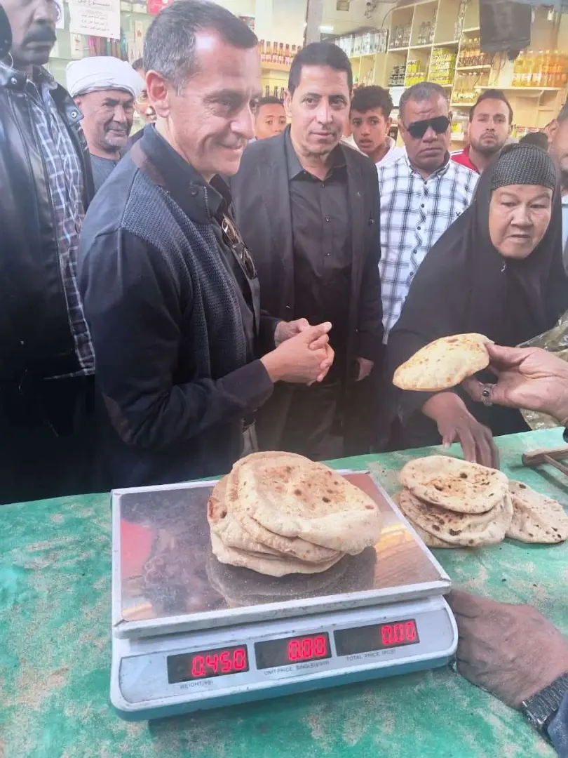 خلال جولة مفاجئة بكوم أمبو.. محافظ أسوان يؤكد تحقيق التوازن بين الانضباط الحضاري ودعم الباعة الجائلين - 1000442577