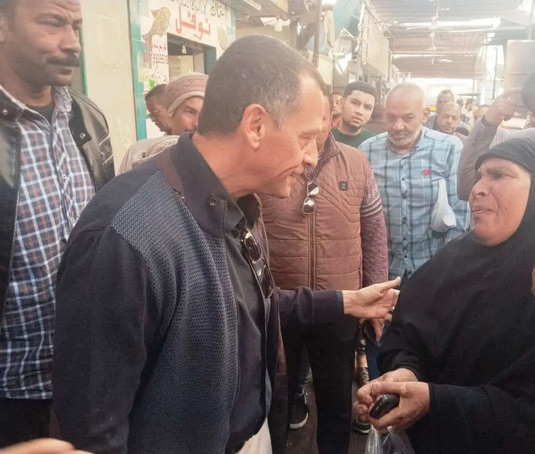 خلال جولة مفاجئة بكوم أمبو.. محافظ أسوان يؤكد تحقيق التوازن بين الانضباط الحضاري ودعم الباعة الجائلين - 1000442578