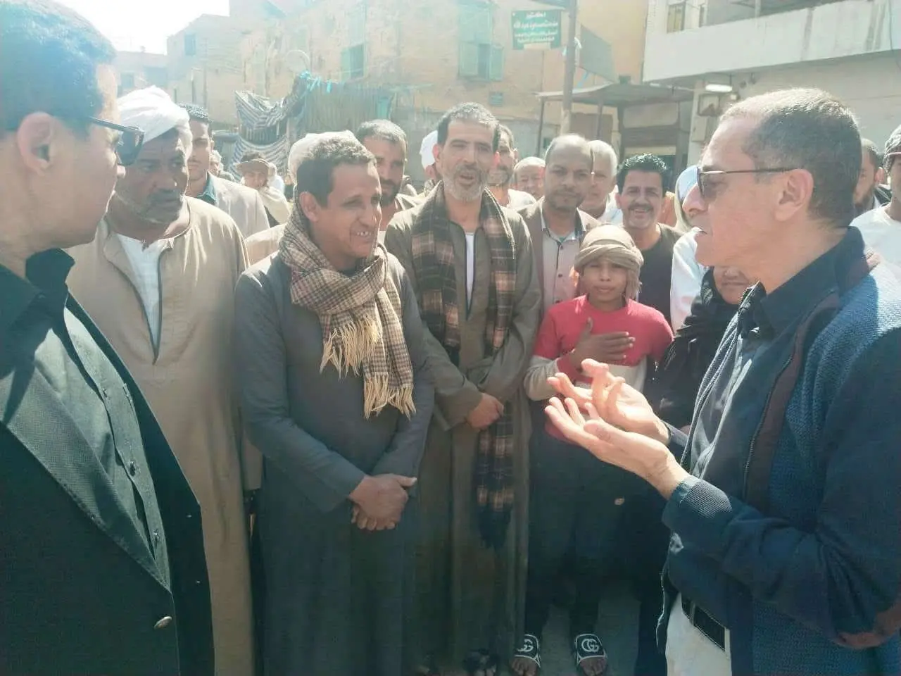 خلال جولة مفاجئة بكوم أمبو.. محافظ أسوان يؤكد تحقيق التوازن بين الانضباط الحضاري ودعم الباعة الجائلين - 1000442579