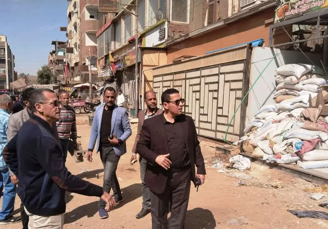 خلال جولة مفاجئة بكوم أمبو.. محافظ أسوان يؤكد تحقيق التوازن بين الانضباط الحضاري ودعم الباعة الجائلين - 1000442580