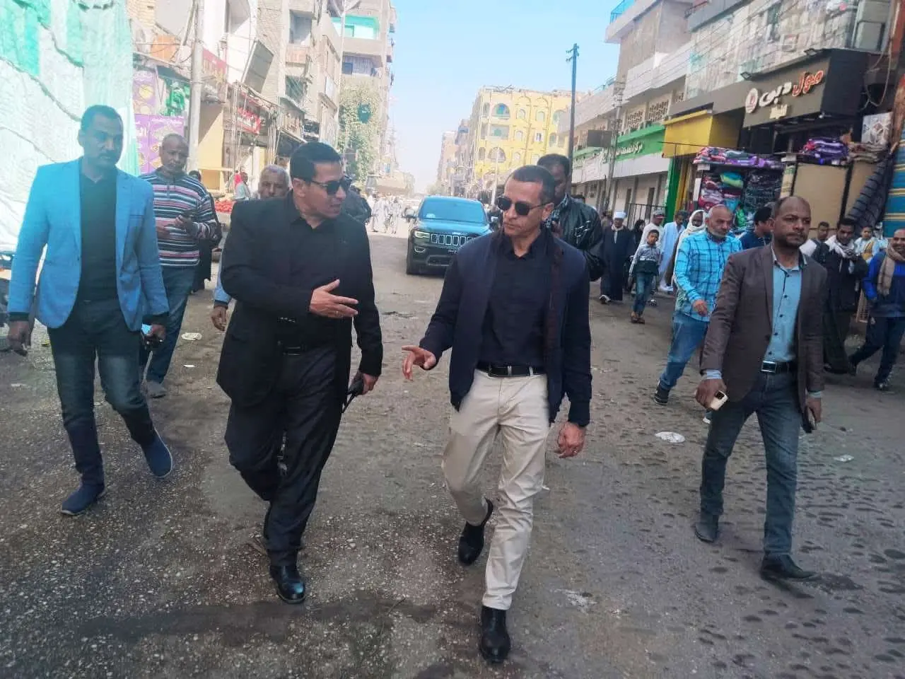 خلال جولة مفاجئة بكوم أمبو.. محافظ أسوان يؤكد تحقيق التوازن بين الانضباط الحضاري ودعم الباعة الجائلين - 1000442581