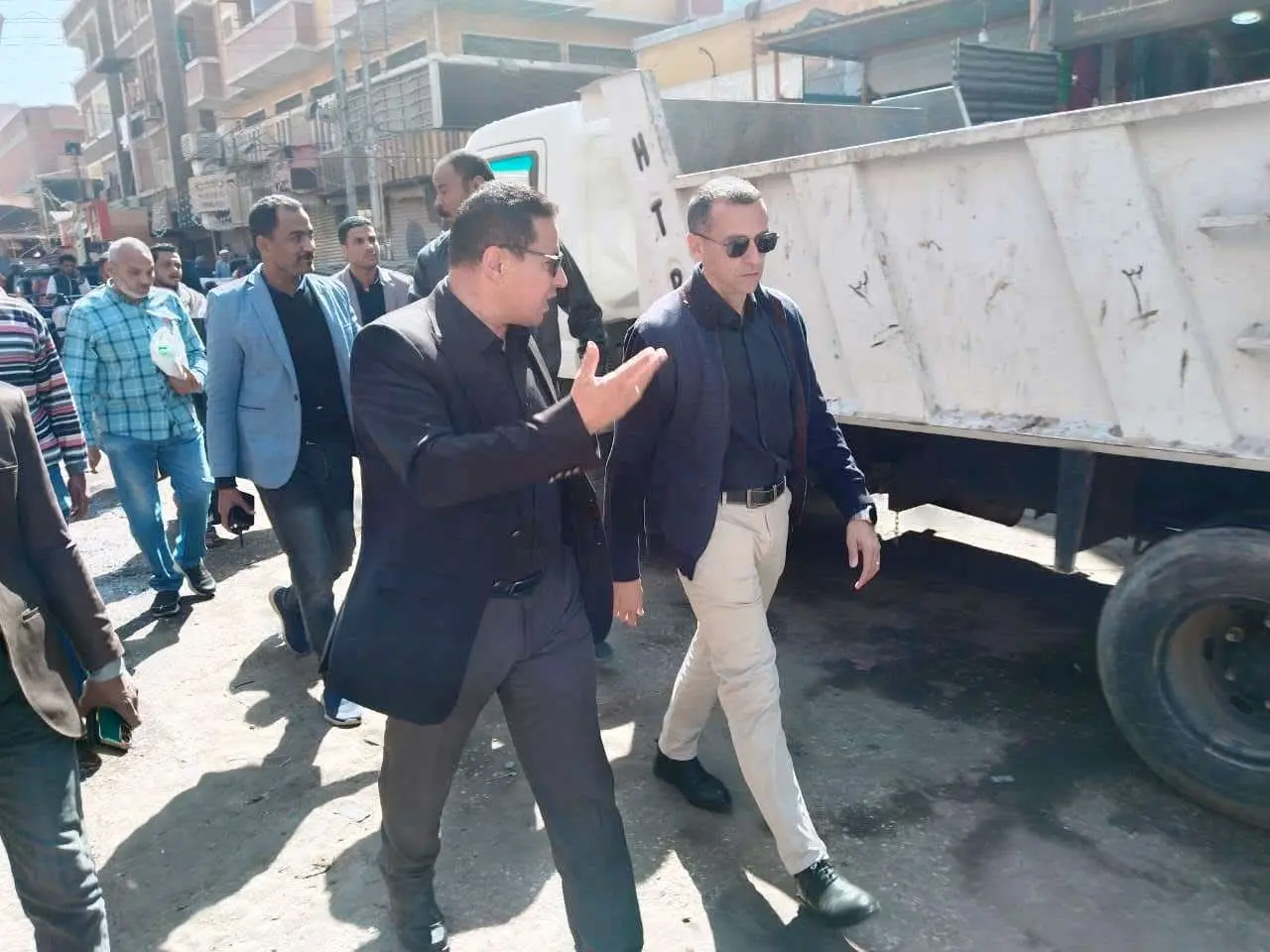 خلال جولة مفاجئة بكوم أمبو.. محافظ أسوان يؤكد تحقيق التوازن بين الانضباط الحضاري ودعم الباعة الجائلين - 1000442583