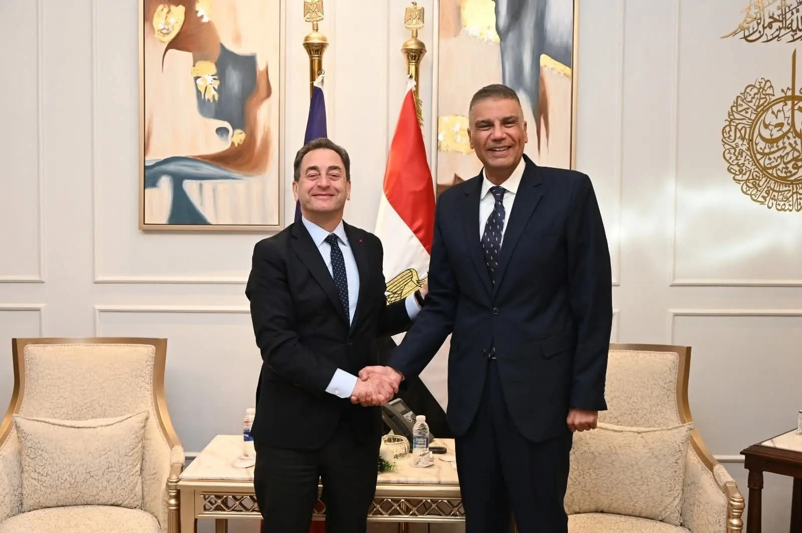 محافظ جنوب سيناء يستقبل السفير الفرنسي بمكتبه في شرم الشيخ لبحث تعزيز التعاون المشترك - 1000442777