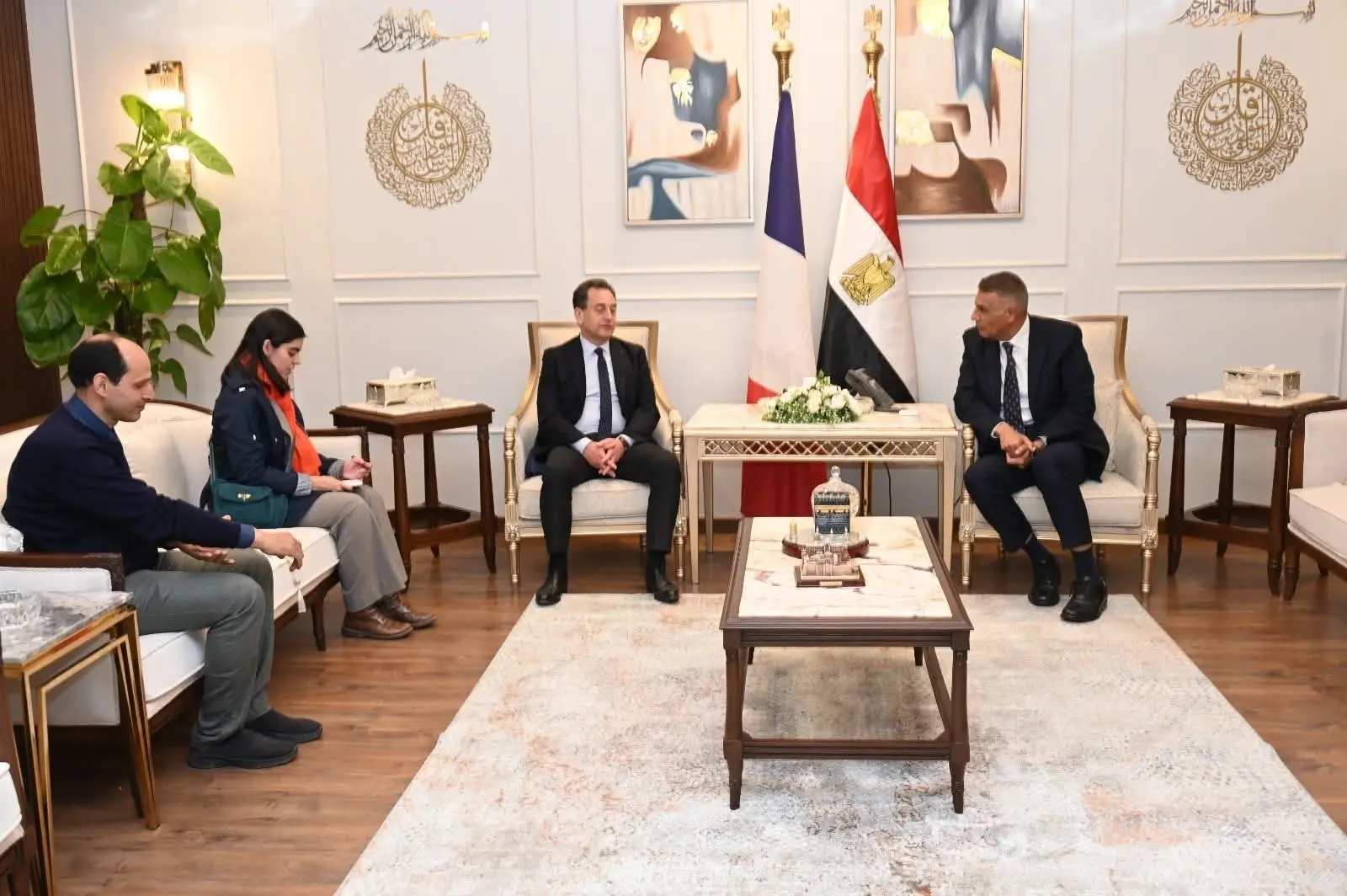 محافظ جنوب سيناء يستقبل السفير الفرنسي بمكتبه في شرم الشيخ لبحث تعزيز التعاون المشترك - 1000442778