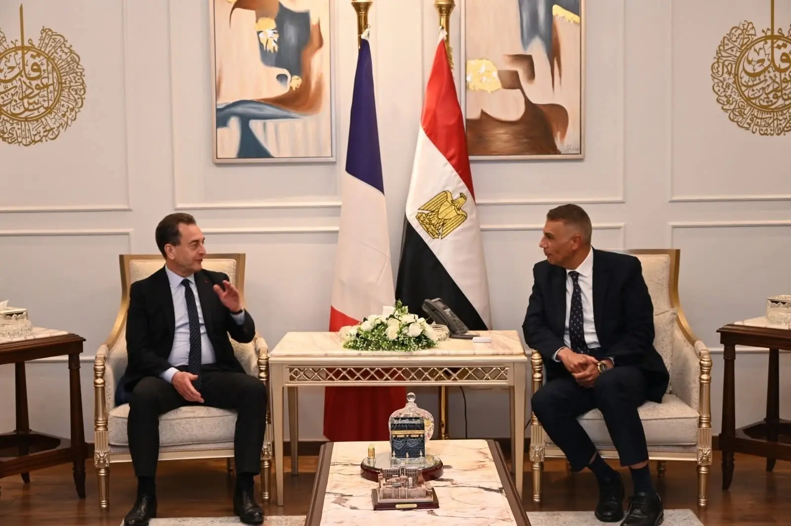 محافظ جنوب سيناء يستقبل السفير الفرنسي بمكتبه في شرم الشيخ لبحث تعزيز التعاون المشترك