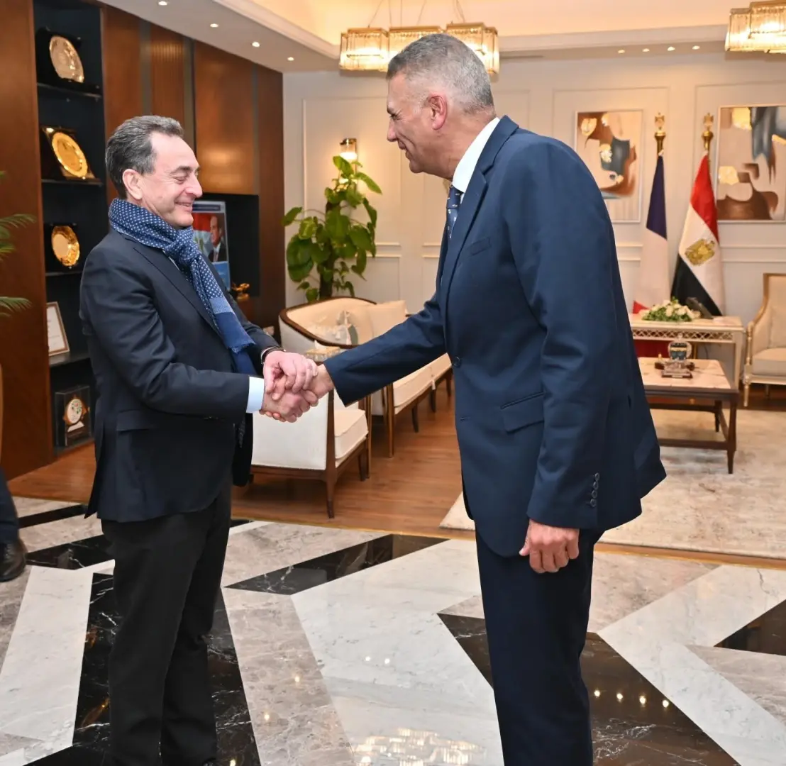 محافظ جنوب سيناء يستقبل السفير الفرنسي بمكتبه في شرم الشيخ لبحث تعزيز التعاون المشترك - 1000442781