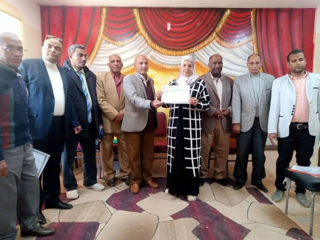 «الشيخ حاكم الإعدادية» تكرّم مدير «البحري قمولا الثانوية» وأوائل الطلاب الحاصلين على المركز الثالث على مستوى الجمهورية - 1000442824