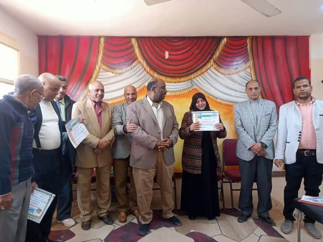 «الشيخ حاكم الإعدادية» تكرّم مدير «البحري قمولا الثانوية» وأوائل الطلاب الحاصلين على المركز الثالث على مستوى الجمهورية - 1000442825