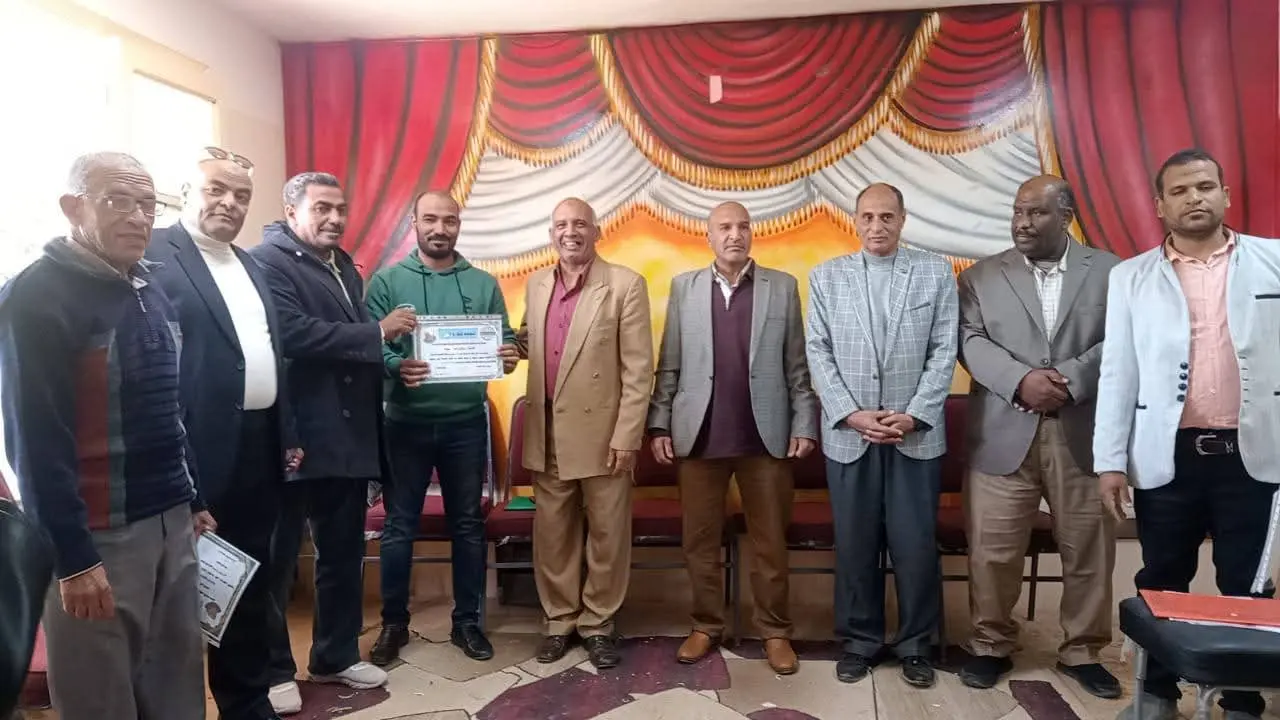 «الشيخ حاكم الإعدادية» تكرّم مدير «البحري قمولا الثانوية» وأوائل الطلاب الحاصلين على المركز الثالث على مستوى الجمهورية - 1000442826