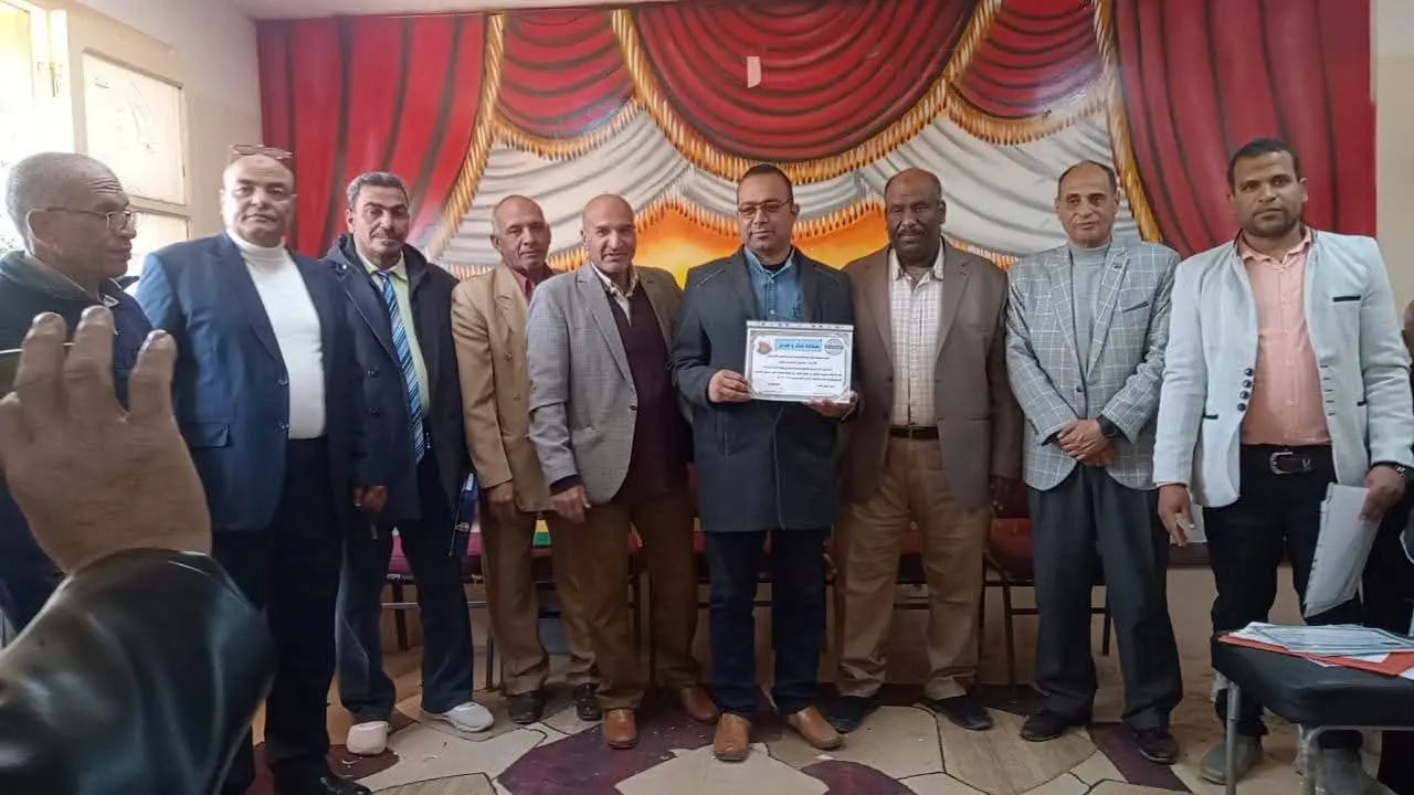«الشيخ حاكم الإعدادية» تكرّم مدير «البحري قمولا الثانوية» وأوائل الطلاب الحاصلين على المركز الثالث على مستوى الجمهورية - 1000442827