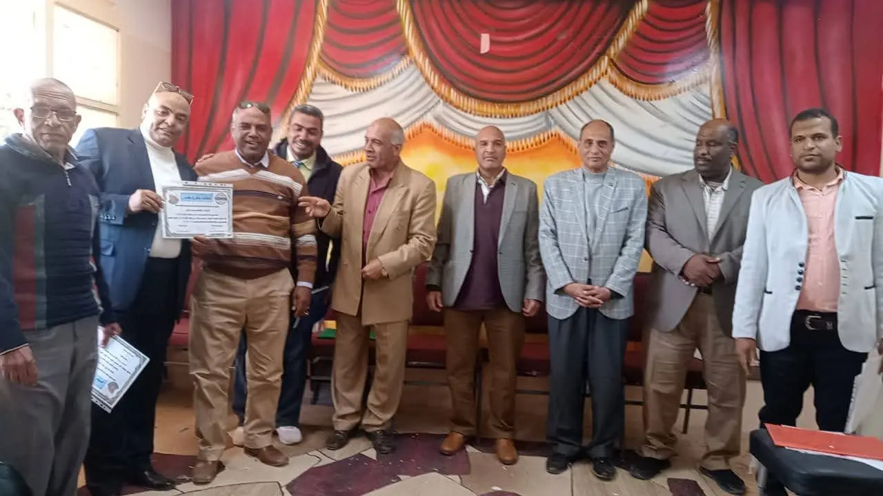 «الشيخ حاكم الإعدادية» تكرّم مدير «البحري قمولا الثانوية» وأوائل الطلاب الحاصلين على المركز الثالث على مستوى الجمهورية - 1000442828