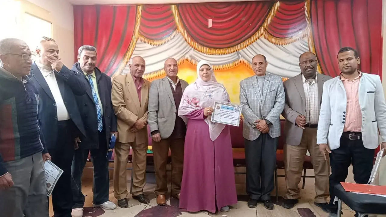 «الشيخ حاكم الإعدادية» تكرّم مدير «البحري قمولا الثانوية» وأوائل الطلاب الحاصلين على المركز الثالث على مستوى الجمهورية - 1000442832