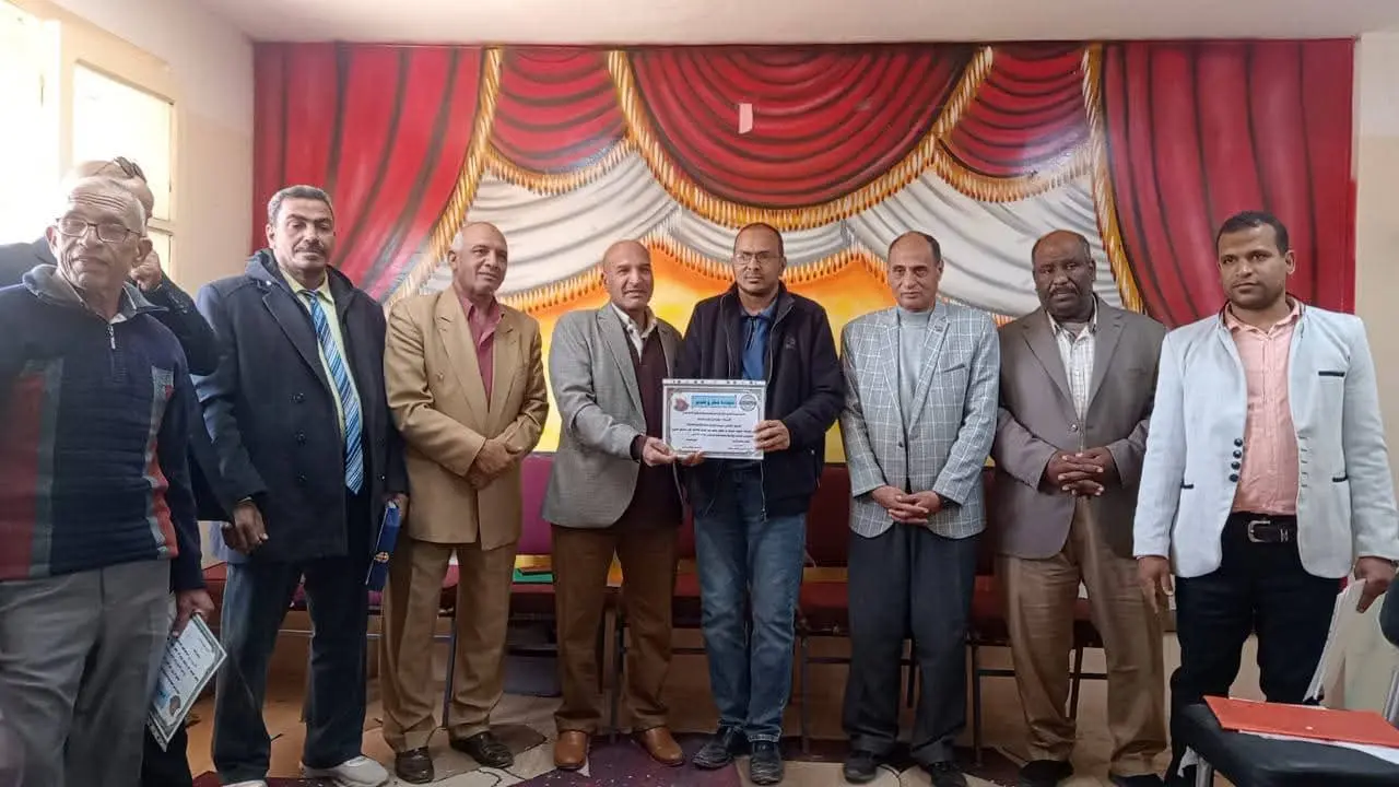«الشيخ حاكم الإعدادية» تكرّم مدير «البحري قمولا الثانوية» وأوائل الطلاب الحاصلين على المركز الثالث على مستوى الجمهورية - 1000442833