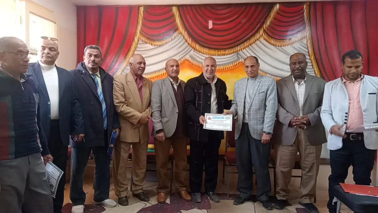«الشيخ حاكم الإعدادية» تكرّم مدير «البحري قمولا الثانوية» وأوائل الطلاب الحاصلين على المركز الثالث على مستوى الجمهورية - 1000442834
