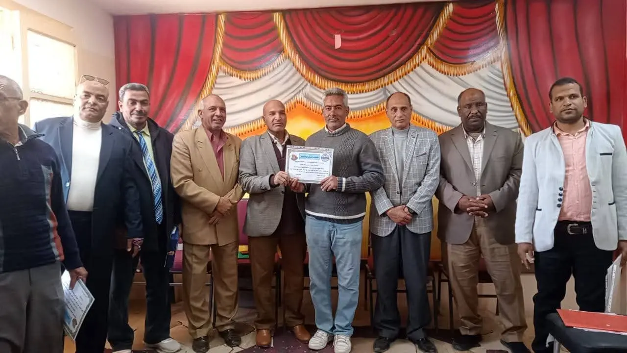 «الشيخ حاكم الإعدادية» تكرّم مدير «البحري قمولا الثانوية» وأوائل الطلاب الحاصلين على المركز الثالث على مستوى الجمهورية - 1000442835