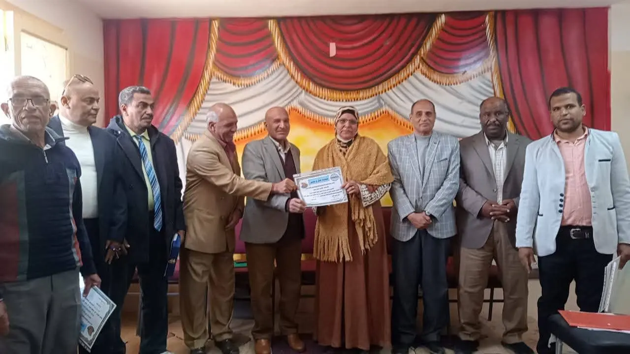 «الشيخ حاكم الإعدادية» تكرّم مدير «البحري قمولا الثانوية» وأوائل الطلاب الحاصلين على المركز الثالث على مستوى الجمهورية - 1000442836