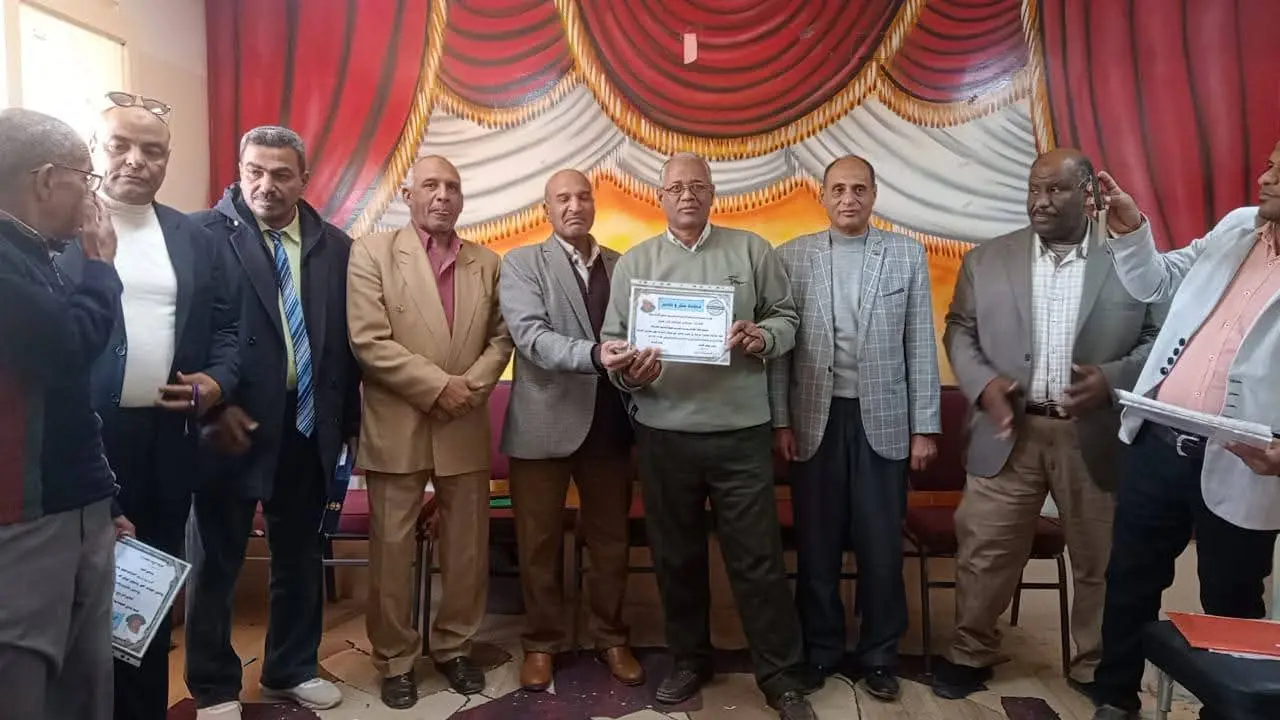 «الشيخ حاكم الإعدادية» تكرّم مدير «البحري قمولا الثانوية» وأوائل الطلاب الحاصلين على المركز الثالث على مستوى الجمهورية - 1000442838