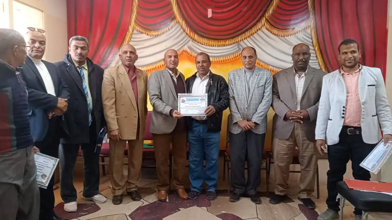 «الشيخ حاكم الإعدادية» تكرّم مدير «البحري قمولا الثانوية» وأوائل الطلاب الحاصلين على المركز الثالث على مستوى الجمهورية - 1000442839