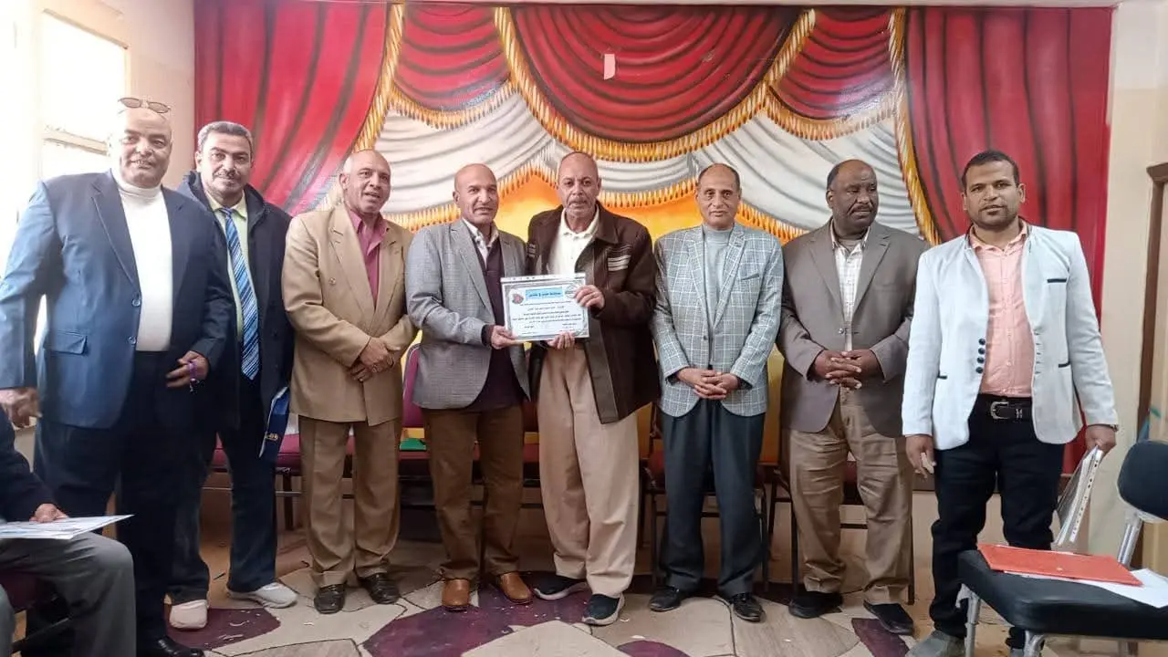 «الشيخ حاكم الإعدادية» تكرّم مدير «البحري قمولا الثانوية» وأوائل الطلاب الحاصلين على المركز الثالث على مستوى الجمهورية - 1000442840