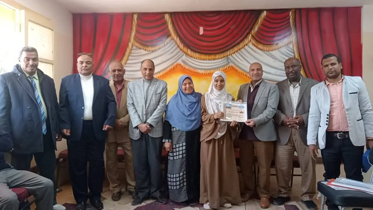 «الشيخ حاكم الإعدادية» تكرّم مدير «البحري قمولا الثانوية» وأوائل الطلاب الحاصلين على المركز الثالث على مستوى الجمهورية - 1000442841
