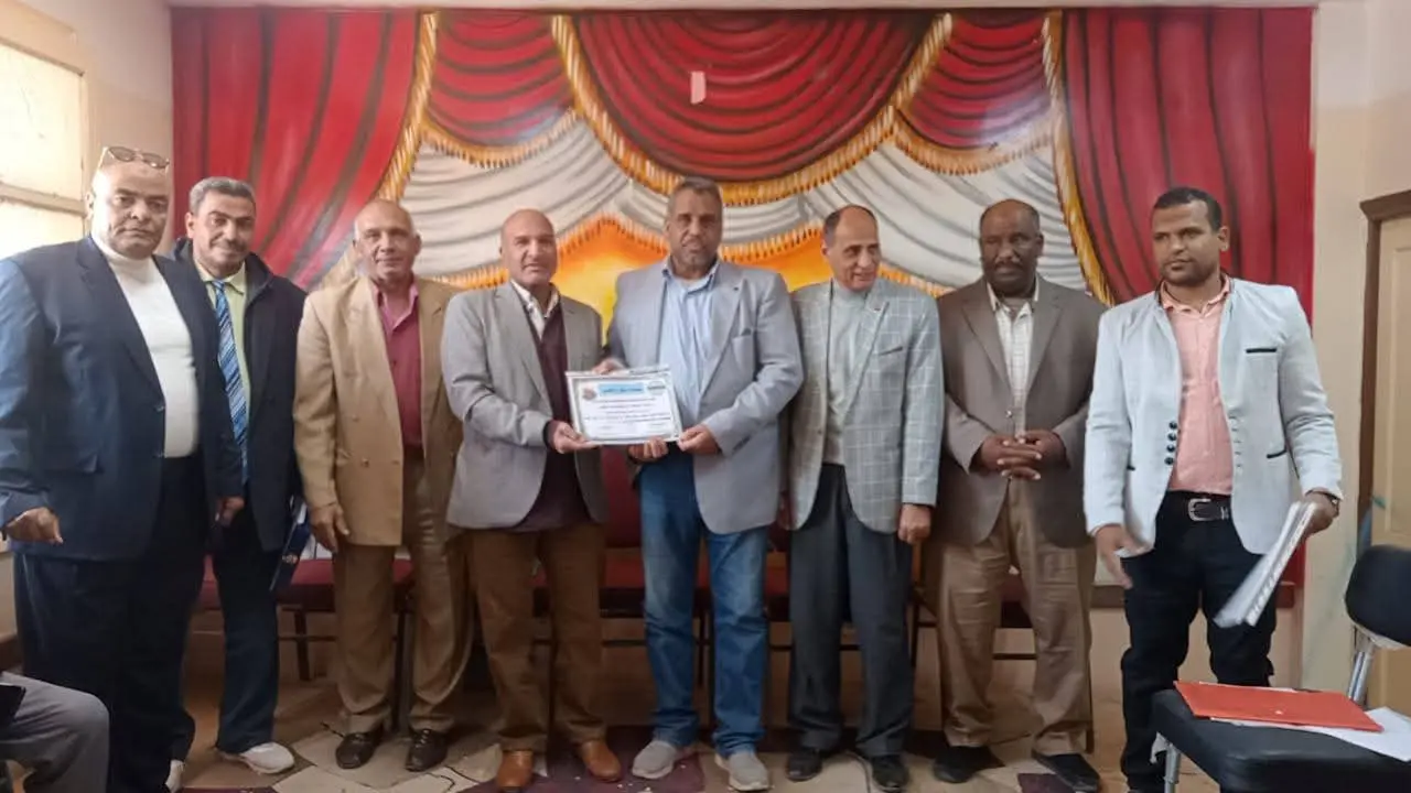 «الشيخ حاكم الإعدادية» تكرّم مدير «البحري قمولا الثانوية» وأوائل الطلاب الحاصلين على المركز الثالث على مستوى الجمهورية - 1000442842