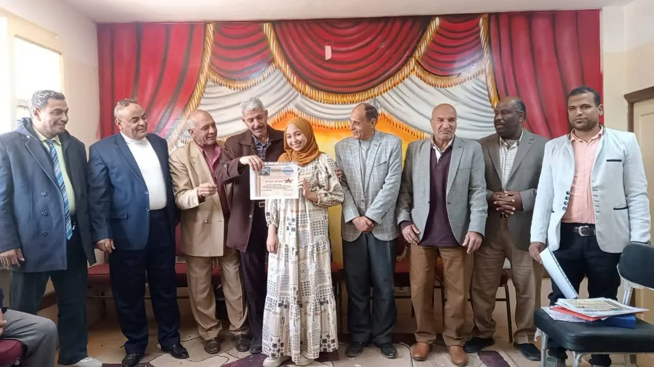 «الشيخ حاكم الإعدادية» تكرّم مدير «البحري قمولا الثانوية» وأوائل الطلاب الحاصلين على المركز الثالث على مستوى الجمهورية - 1000442844