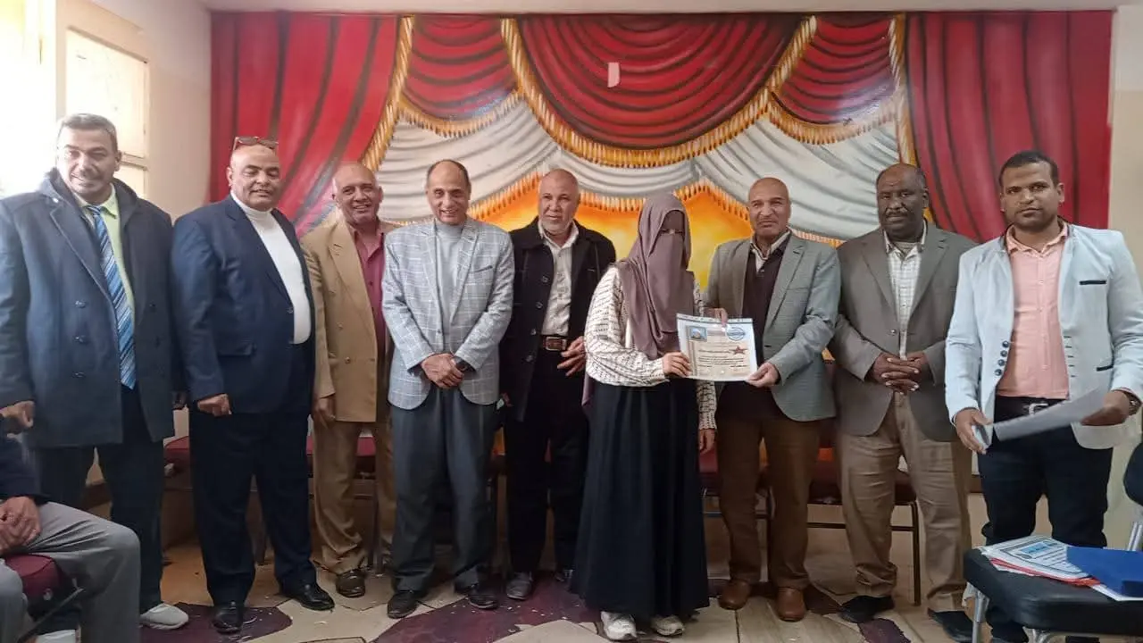 «الشيخ حاكم الإعدادية» تكرّم مدير «البحري قمولا الثانوية» وأوائل الطلاب الحاصلين على المركز الثالث على مستوى الجمهورية - 1000442845