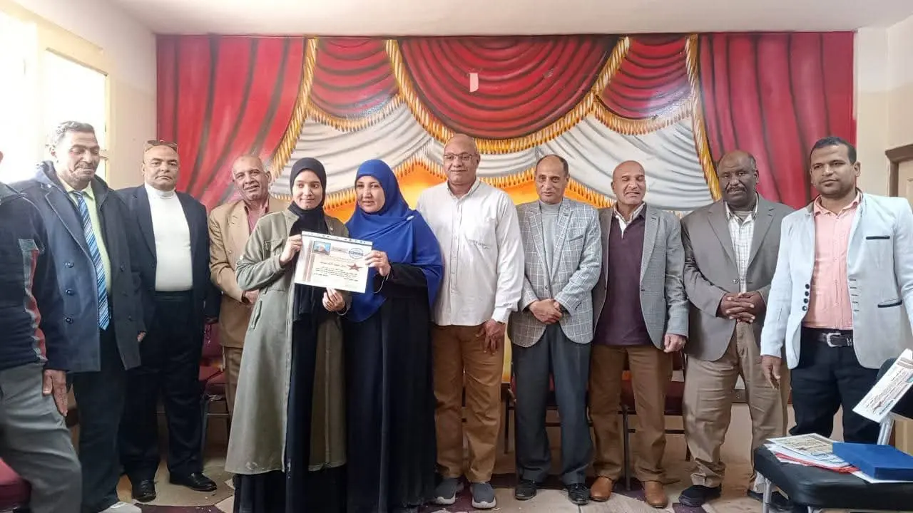 «الشيخ حاكم الإعدادية» تكرّم مدير «البحري قمولا الثانوية» وأوائل الطلاب الحاصلين على المركز الثالث على مستوى الجمهورية - 1000442846