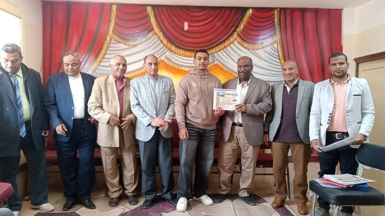 «الشيخ حاكم الإعدادية» تكرّم مدير «البحري قمولا الثانوية» وأوائل الطلاب الحاصلين على المركز الثالث على مستوى الجمهورية - 1000442848