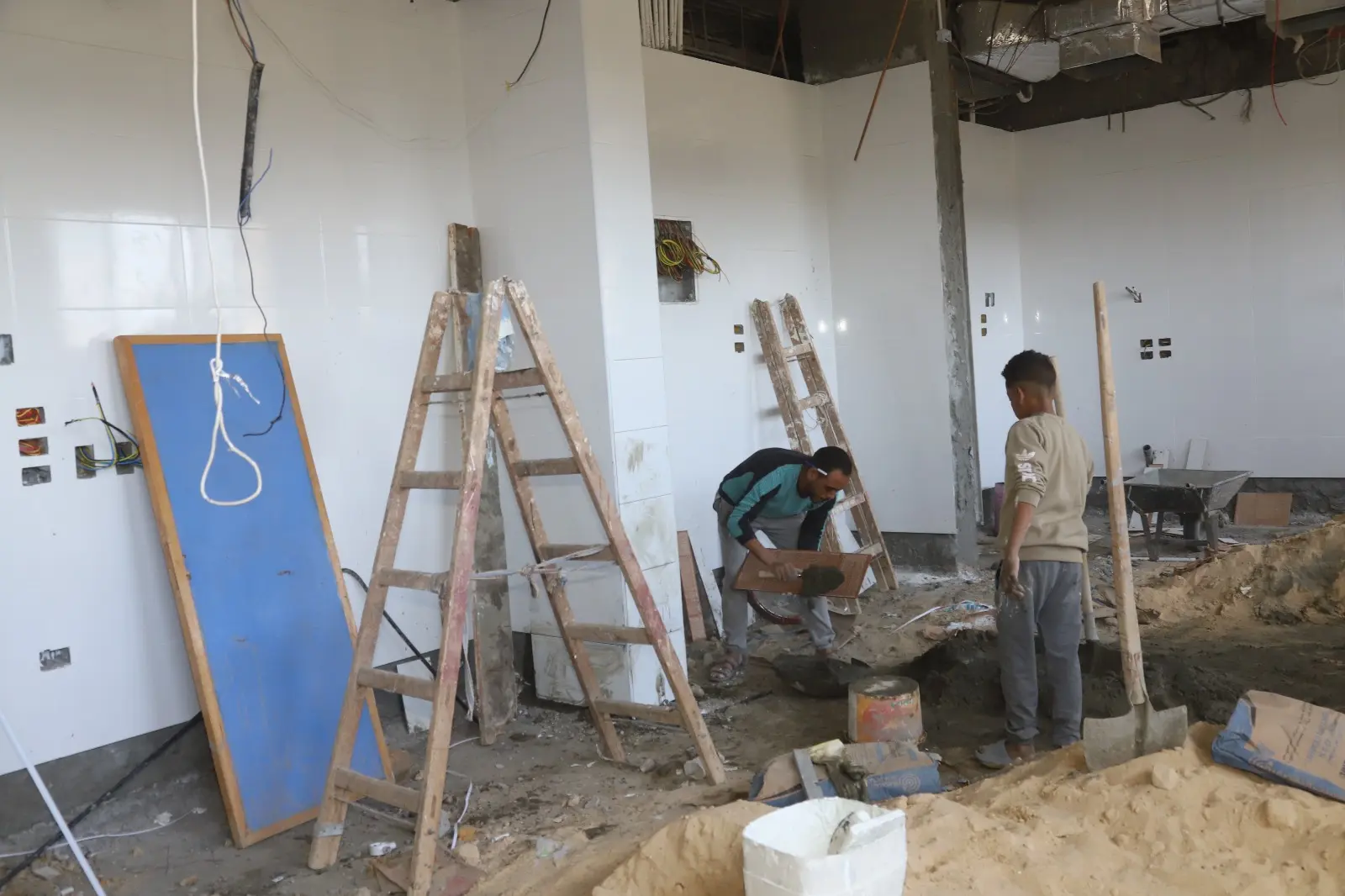 رئيس جامعة قنا يتفقد أعمال تطوير وحدة الغسيل الكلوي بمستشفى الحرم الجامعي - 1000445368