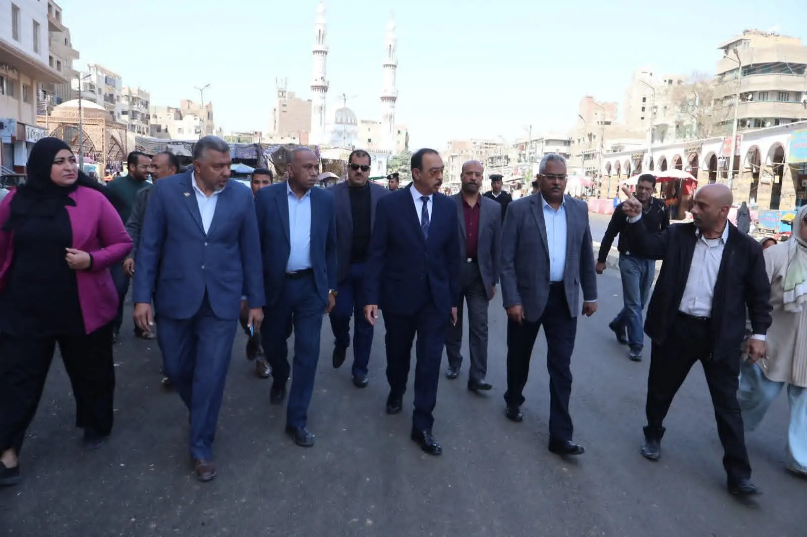 محافظ سوهاج يتفقد أعمال الرصف بمحيط المستشفى العام ويشدد على رفع الإشغالات بميدان مسجد العارف - 1000447242