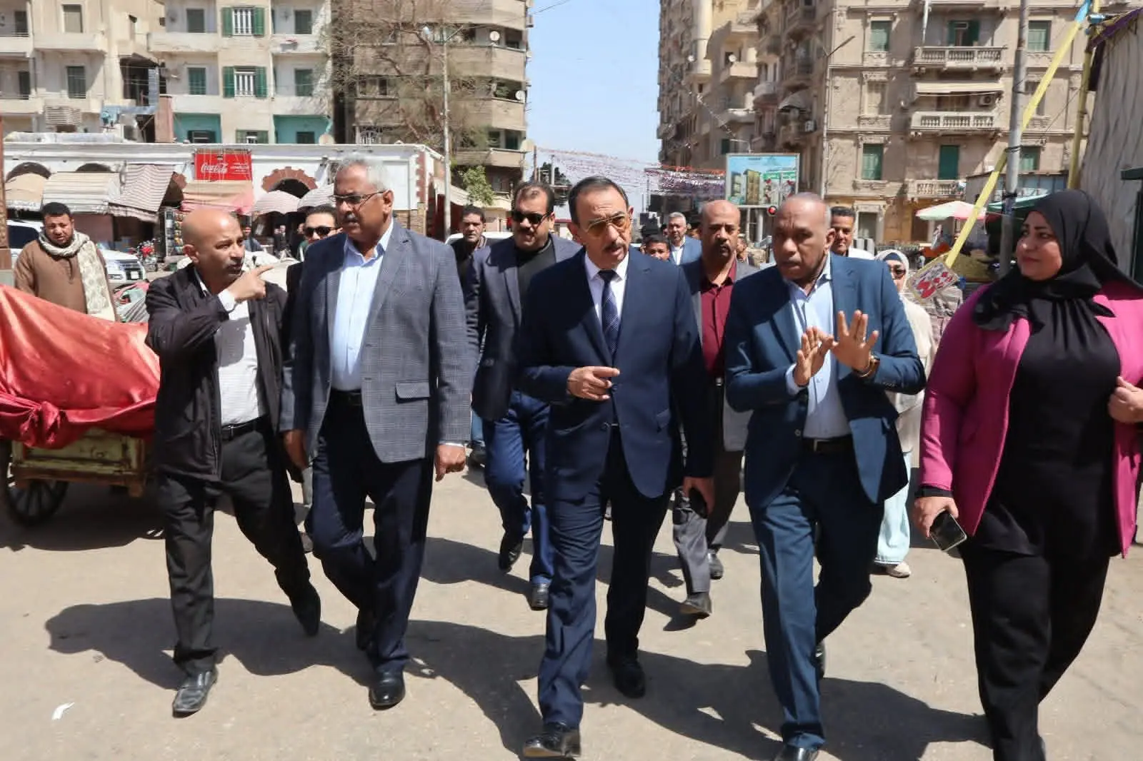 محافظ سوهاج يتفقد أعمال الرصف بمحيط المستشفى العام ويشدد على رفع الإشغالات بميدان مسجد العارف - 1000447243
