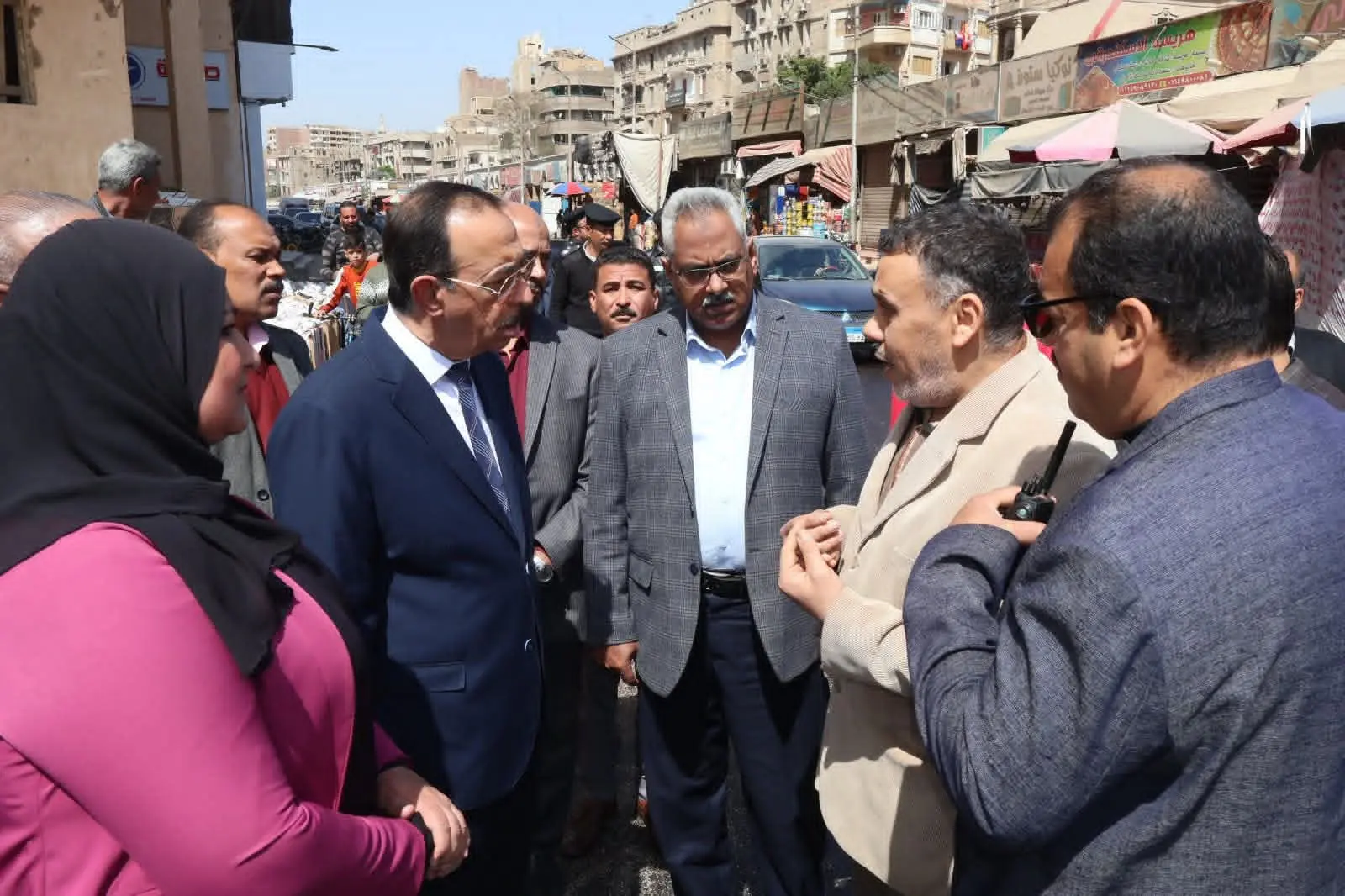 محافظ سوهاج يتفقد أعمال الرصف بمحيط المستشفى العام ويشدد على رفع الإشغالات بميدان مسجد العارف - 1000447244