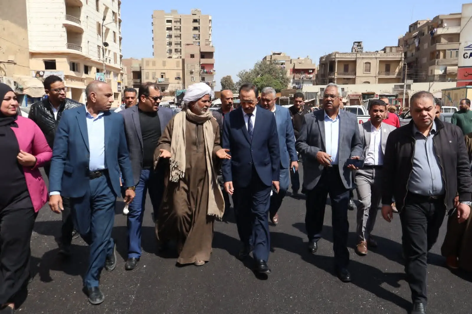 محافظ سوهاج يتفقد أعمال الرصف بمحيط المستشفى العام ويشدد على رفع الإشغالات بميدان مسجد العارف - 1000447245