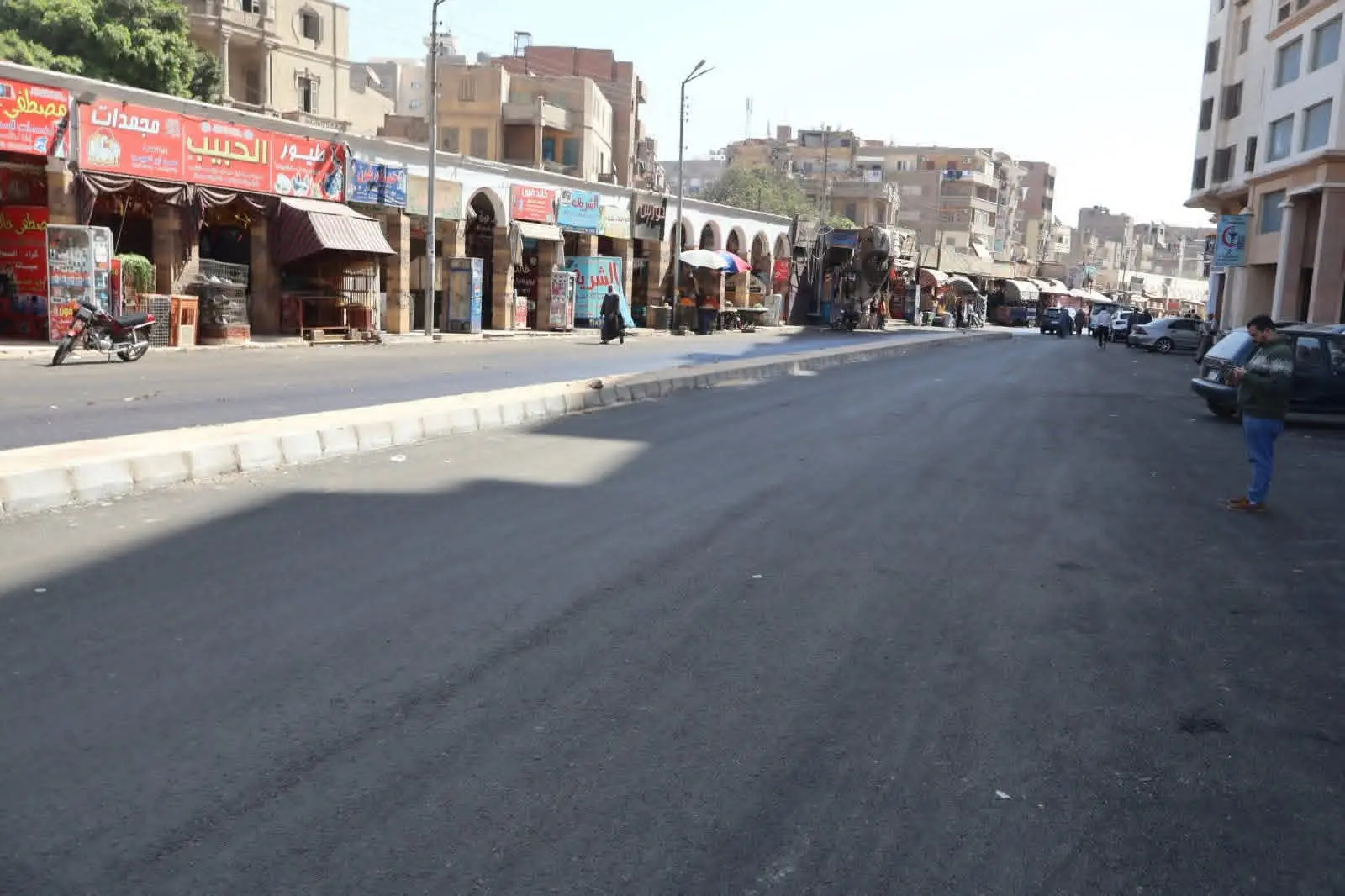 محافظ سوهاج يتفقد أعمال الرصف بمحيط المستشفى العام ويشدد على رفع الإشغالات بميدان مسجد العارف - 1000447248