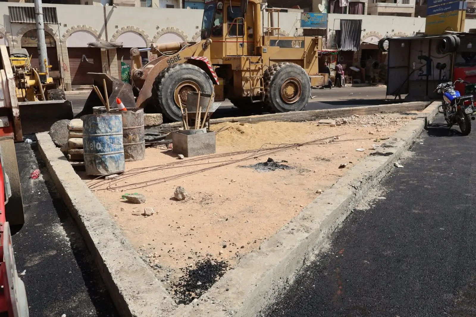 محافظ سوهاج يتفقد أعمال الرصف بمحيط المستشفى العام ويشدد على رفع الإشغالات بميدان مسجد العارف - 1000447249
