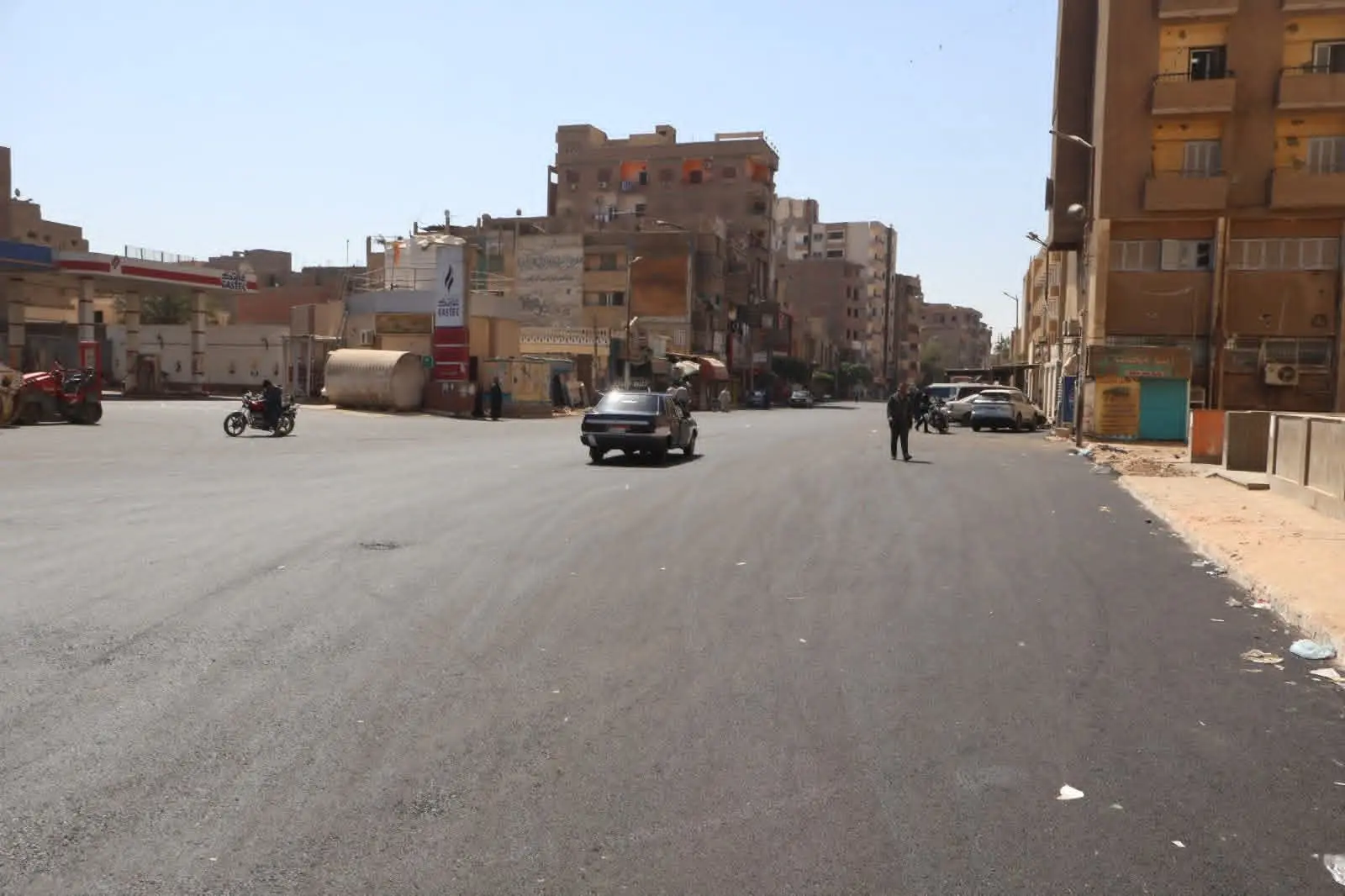 محافظ سوهاج يتفقد أعمال الرصف بمحيط المستشفى العام ويشدد على رفع الإشغالات بميدان مسجد العارف - 1000447250