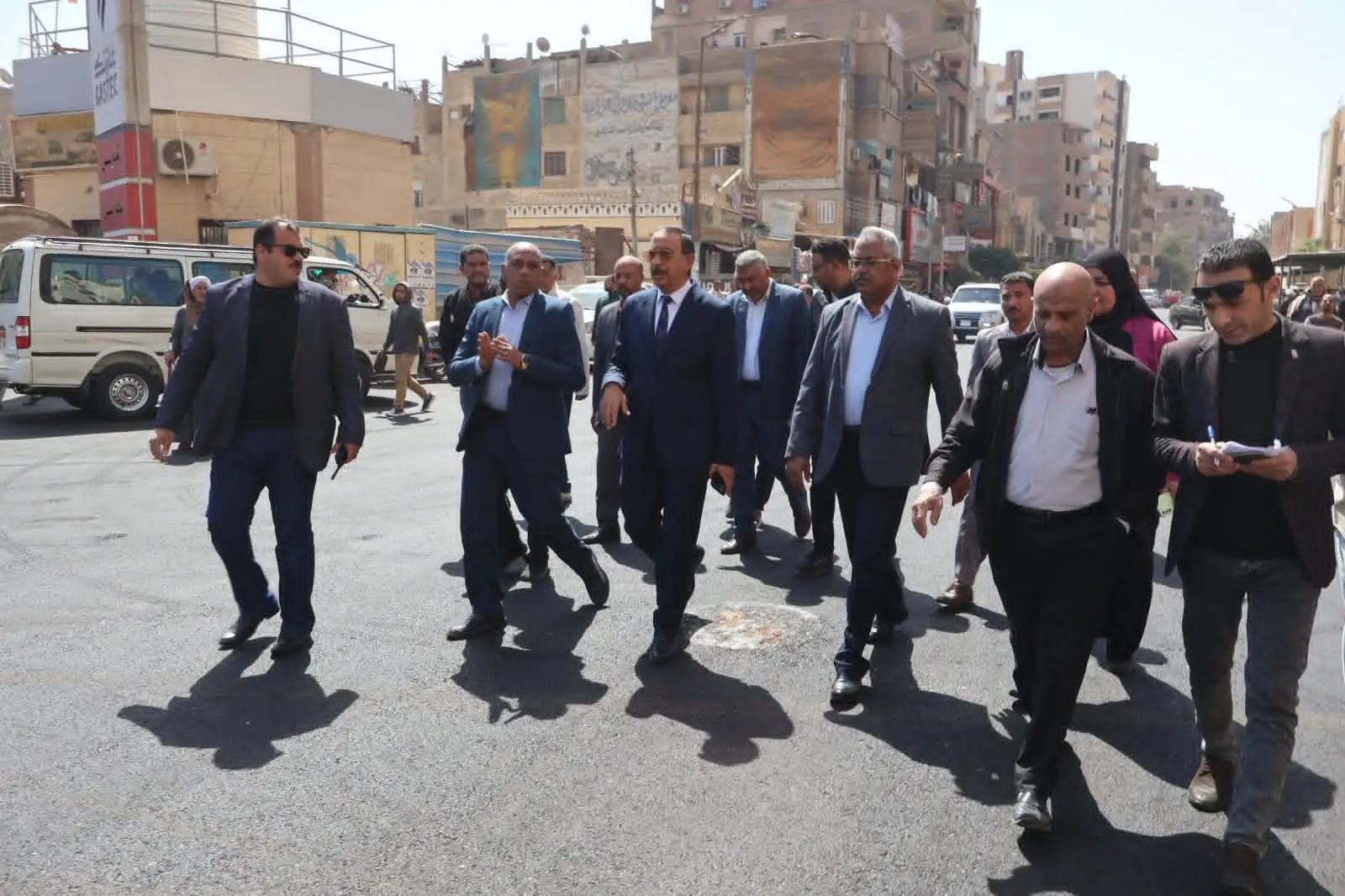 محافظ سوهاج يتفقد أعمال الرصف بمحيط المستشفى العام ويشدد على رفع الإشغالات بميدان مسجد العارف - 1000447252