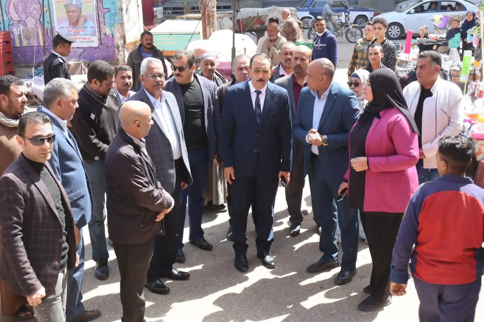 محافظ سوهاج يتفقد أعمال الرصف بمحيط المستشفى العام ويشدد على رفع الإشغالات بميدان مسجد العارف - 1000447253