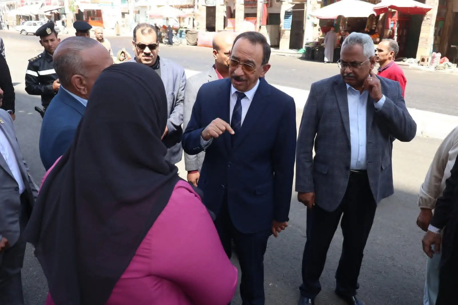 محافظ سوهاج يتفقد أعمال الرصف بمحيط المستشفى العام ويشدد على رفع الإشغالات بميدان مسجد العارف - 1000447255