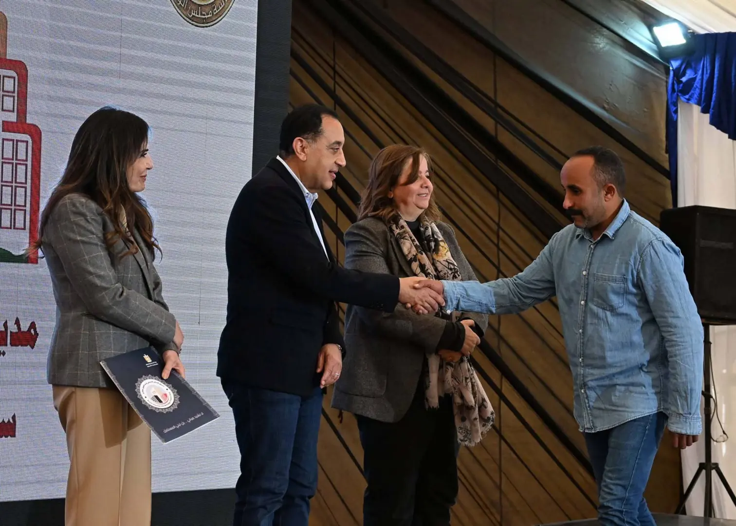 رئيس الوزراء يسلم عقود عدد من وحدات المبادرة الرئاسية "سكن لكل المصريين" بمدينة حدائق العاصمة - 1000448788