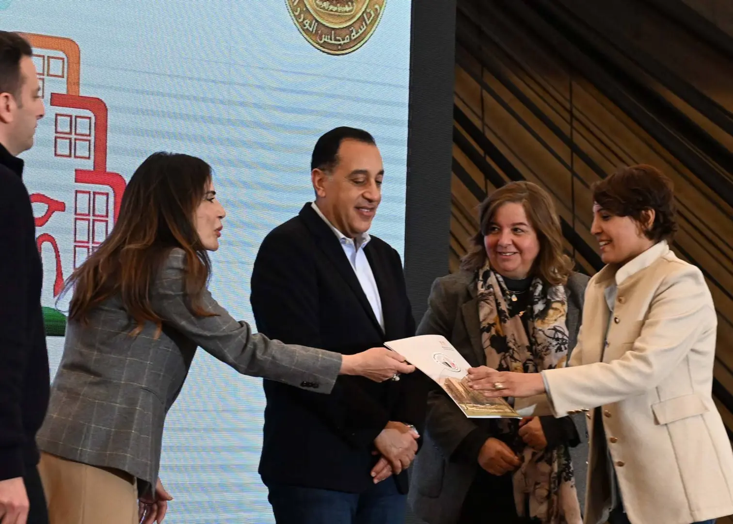 رئيس الوزراء يسلم عقود عدد من وحدات المبادرة الرئاسية "سكن لكل المصريين" بمدينة حدائق العاصمة - 1000448790