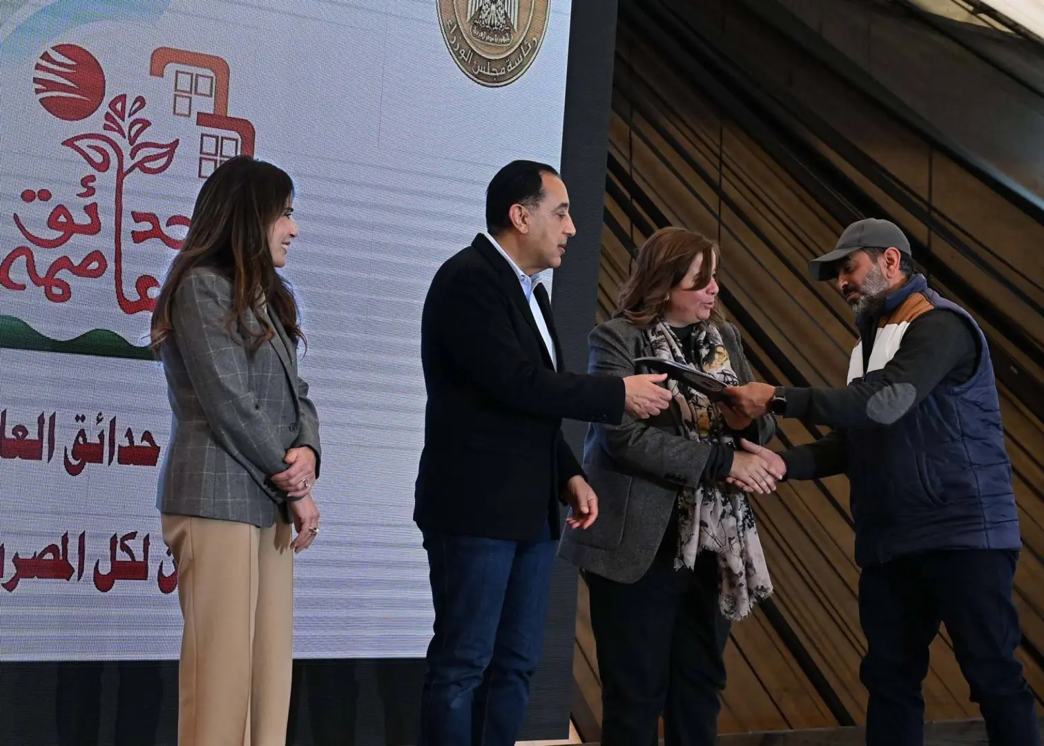 رئيس الوزراء يسلم عقود عدد من وحدات المبادرة الرئاسية "سكن لكل المصريين" بمدينة حدائق العاصمة - 1000448791