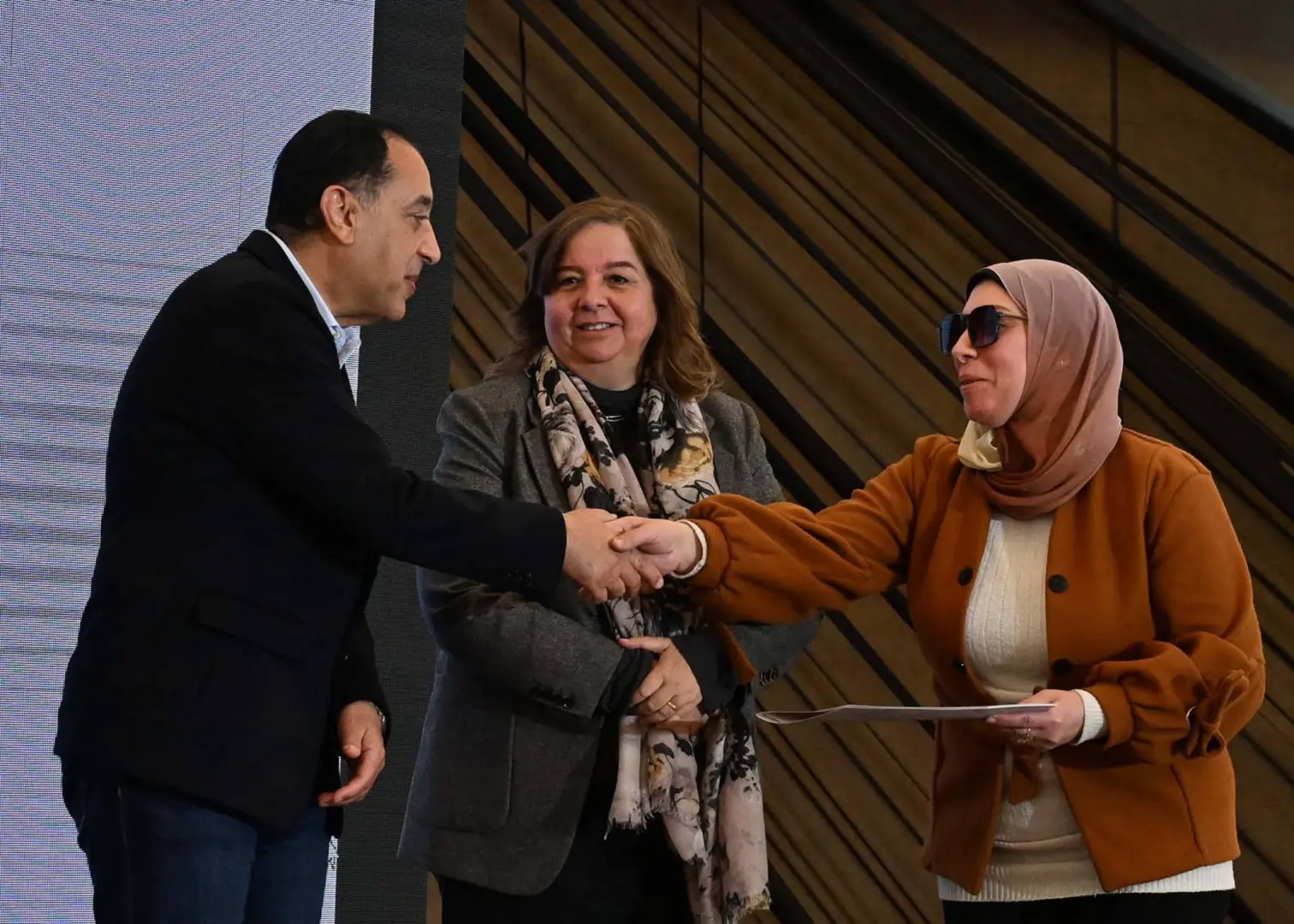 رئيس الوزراء يسلم عقود عدد من وحدات المبادرة الرئاسية "سكن لكل المصريين" بمدينة حدائق العاصمة - 1000448795