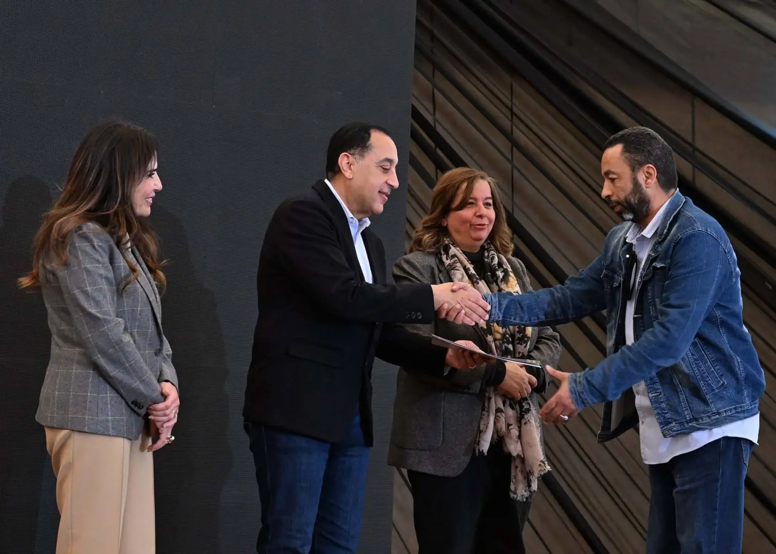 رئيس الوزراء يسلم عقود عدد من وحدات المبادرة الرئاسية "سكن لكل المصريين" بمدينة حدائق العاصمة - 1000448800