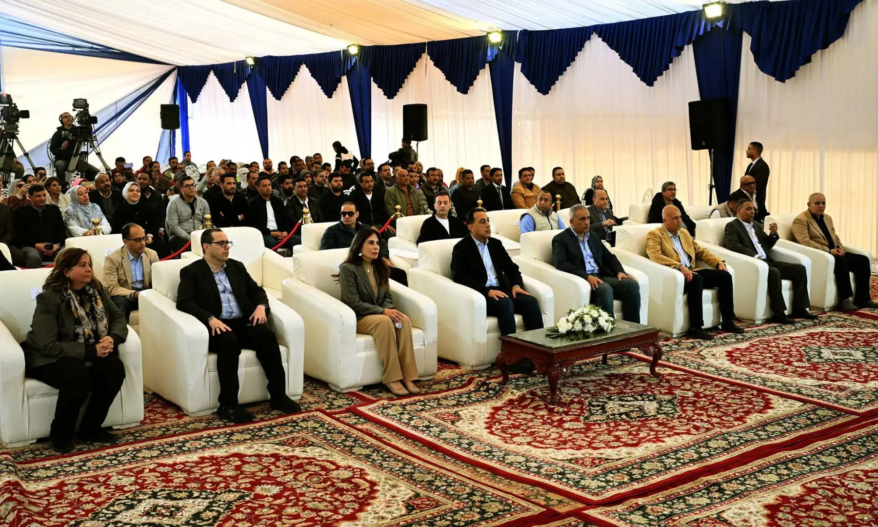 رئيس الوزراء يسلم عقود عدد من وحدات المبادرة الرئاسية "سكن لكل المصريين" بمدينة حدائق العاصمة - 1000448803