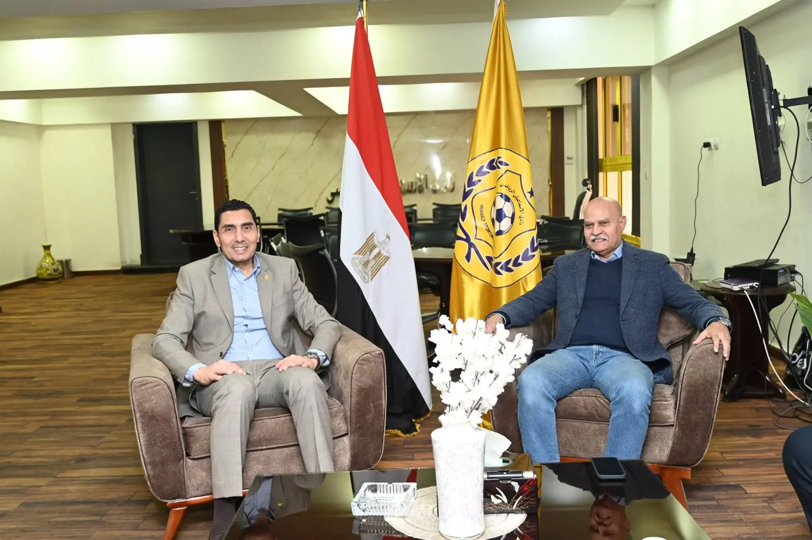 وزير الشباب والرياضة يلتقي مجلس إدارة النادي الإسماعيلي والجهاز الفني للفريق الأول - 1000448886