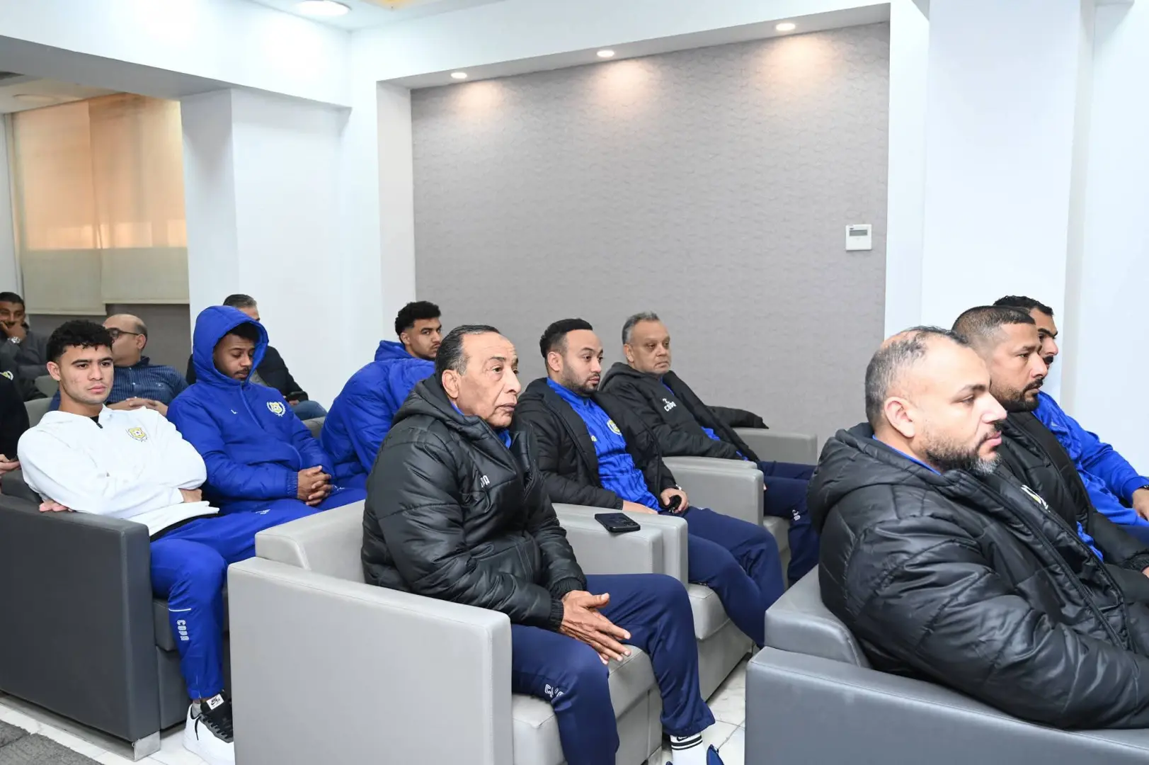 وزير الشباب والرياضة يلتقي مجلس إدارة النادي الإسماعيلي والجهاز الفني للفريق الأول - 1000448889
