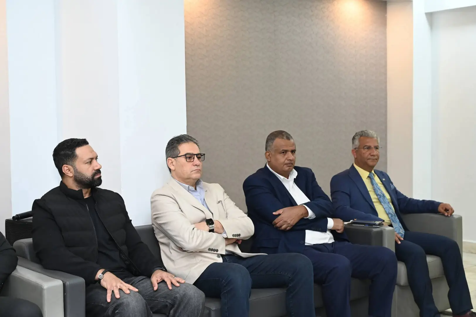 وزير الشباب والرياضة يلتقي مجلس إدارة النادي الإسماعيلي والجهاز الفني للفريق الأول - 1000448890