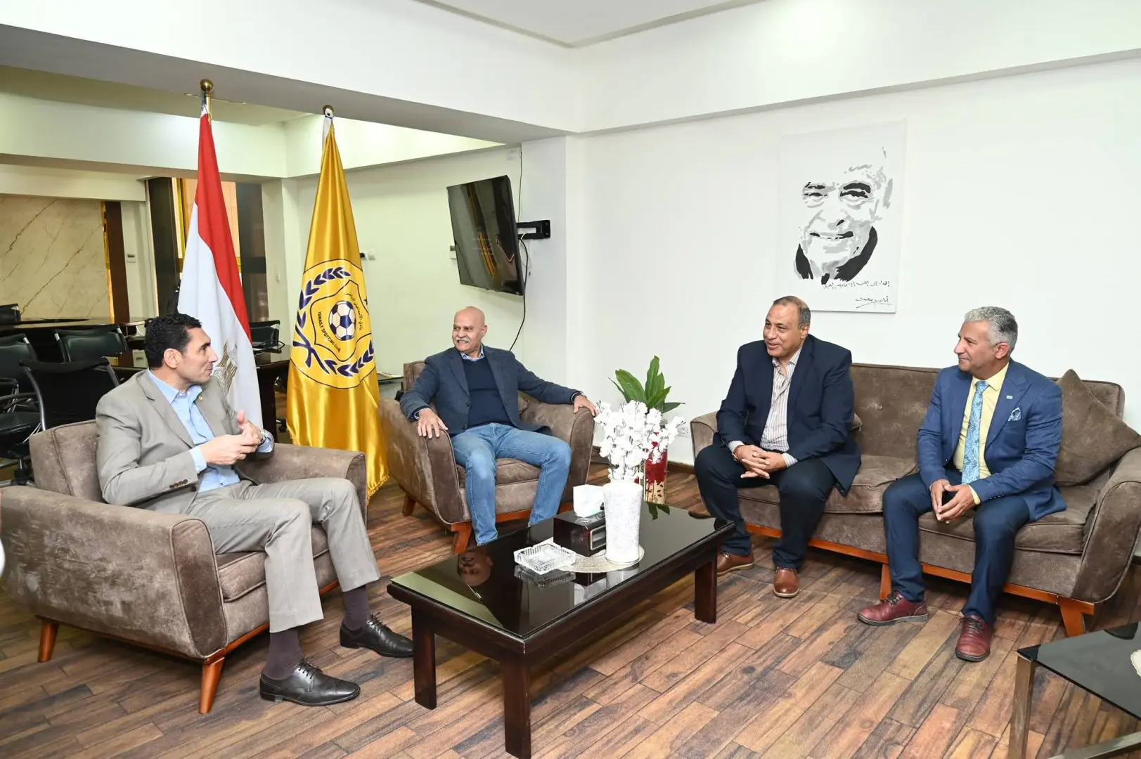 وزير الشباب والرياضة يلتقي مجلس إدارة النادي الإسماعيلي والجهاز الفني للفريق الأول - 1000448891